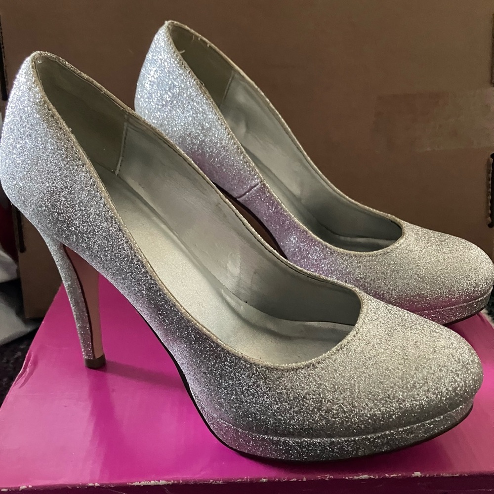 Silver Glitter Pumps/Heels ✨